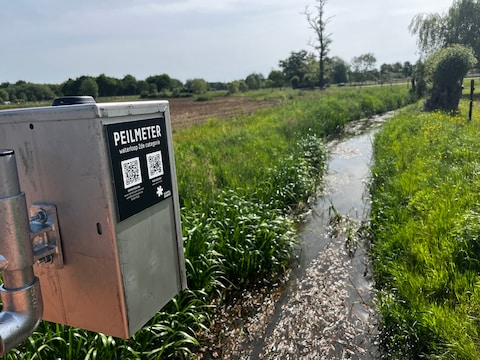 De waterpeilmeter geeft 24/24 data door over de hoogte en debiet van het water.