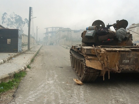 Een tank rijdt door de straten van al-Zara.