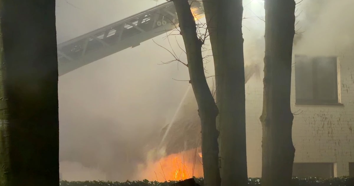 Brandweer heeft urenlang werk met brand aan dak van villa in Brugge: “Woning is onbewoonbaar”