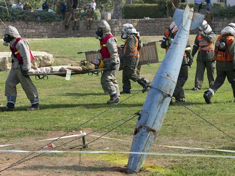 Israëlische soldaten simuleren de gevolgen van een raketaanval tijdens een grote oefening, afgelopen donderdag. De oefening had niets te maken met de mogelijke actie tegen Iran, benadrukte de legertop.