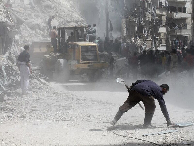 Syriërs zoeken naar overlevenden na een zoveelste aanslag.