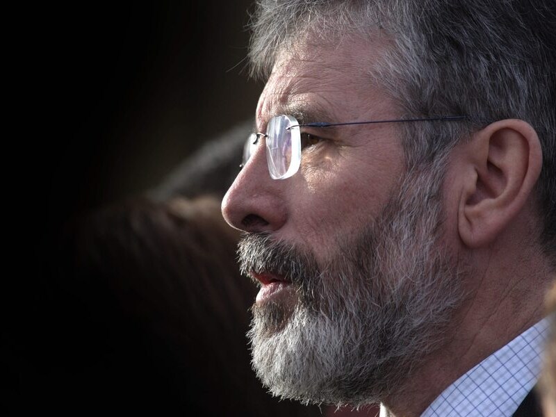 Gerry Adams, de leider van de Noord-Ierse politieke partij Sinn Fein is gearresteerd in verband met een moord uit 1972.