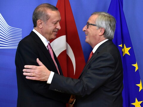 In oktober vorig jaar werd de Turkse president Recep Tayyip Erdogan, nog hartelijk ontvangen in de Europese Instellingen door Jean-Claude Juncker, president van de Europese Commissie.