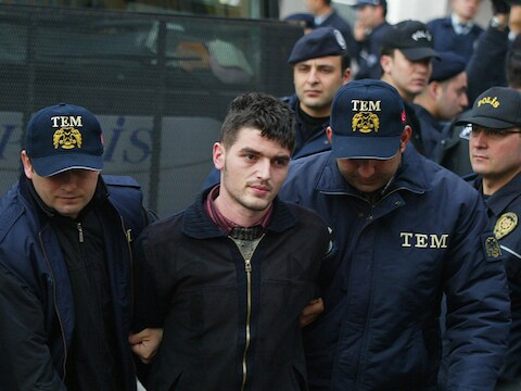 De Turkse politie voert de moordenaar van de Turks-Armeense journalist Dink, Ogün Samast, weg.
