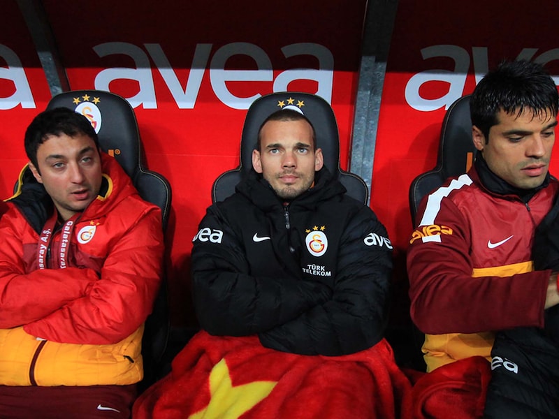 Wesley Sneijder (l) op de bank bij Galatasaray.