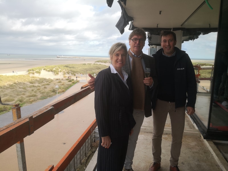Karolien Lafaut, Gino Weyne en projectleider Pieter Proot op het terras van één van de appartementen met zeezicht