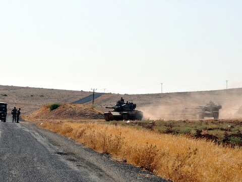 Turkse soldaten patrouilleren langs de Syrische grens in de Turkse stad Sanliurfa.
