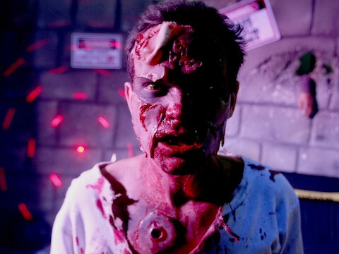 Een verklede deelnemer op het Zombie Fest in het Mexicaanse Monterrey.