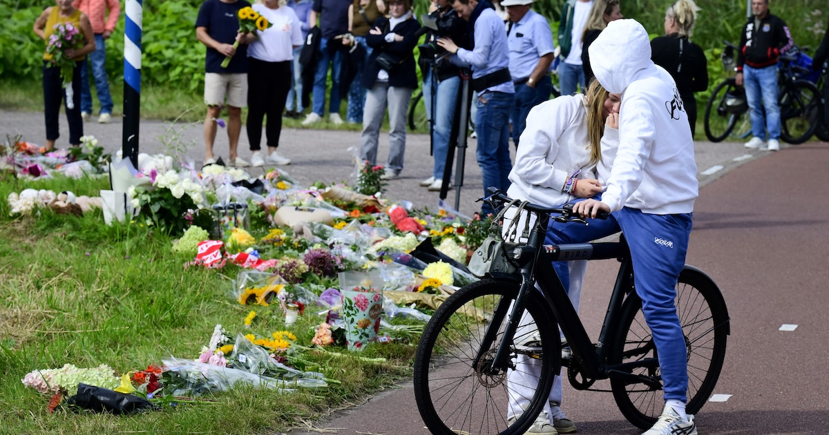 Familie en vrienden nemen afscheid van vermoorde Lisa (17): “We voelen ons gedragen door de vele war