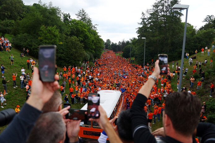 het-wordt-n-groot-gekkenhuis-hoe-oranje-de-rode-hel-in-berlijn