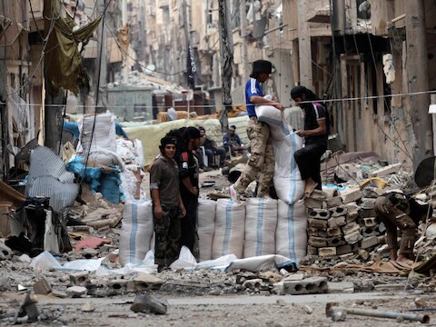 Strijders van al-Nusra in de verwoeste stad Deir al-Zor.