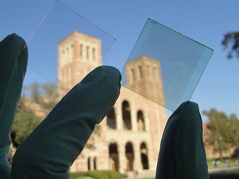 Een normaal stuk glas (L), en een stuk glas dat energie opwekt (R).