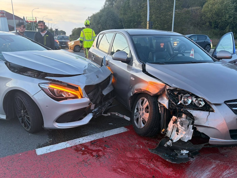 De twee wagens raakten beschadigd bij de zware botsing in Kortrijk. 
