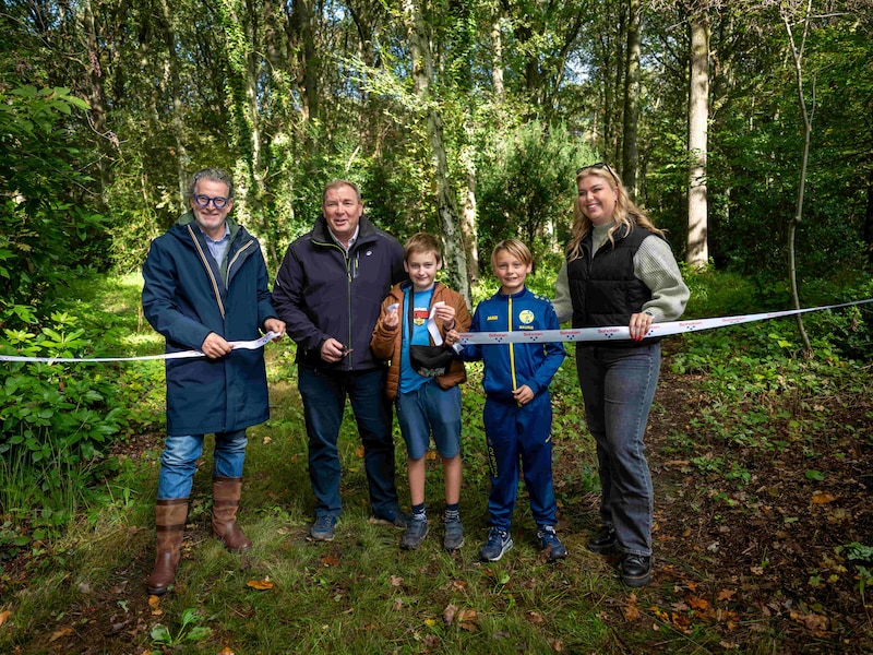 Het Ransuilbos is zondag officieel geopend door schepen Christof Victor, burgemeester Maarten De Veuster en jeugdschepen Silke Kegeleers. Ook twee kinderen mochten mee het lintje doorknippen 