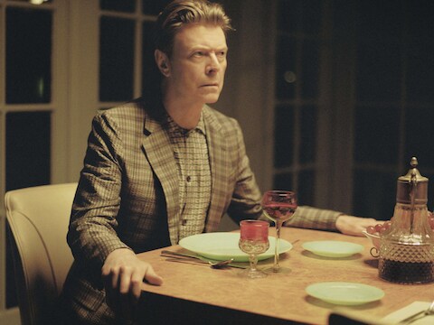 Bowie in de videoclip voor 'The Stars (Are Out Tonight)'.
