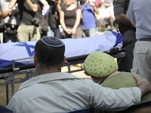 De ouders van de omgekomen tiener Naftali rouwen bij zijn lichaam