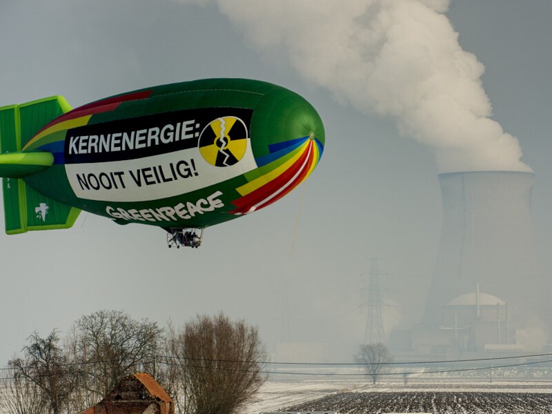 Greenpeace vloog in januari met een zeppelin boven de kerncentrale van Doel (Beveren).