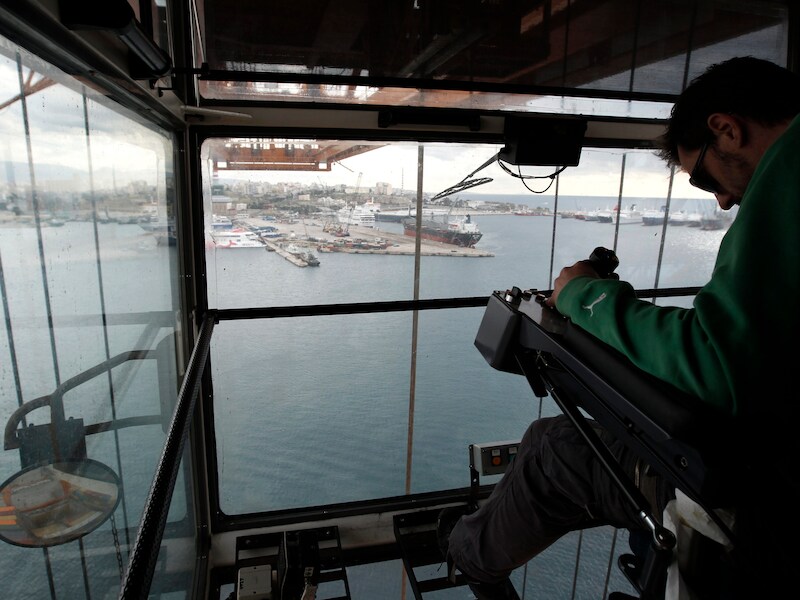 Kraanwerker in de haven van Piraeus.