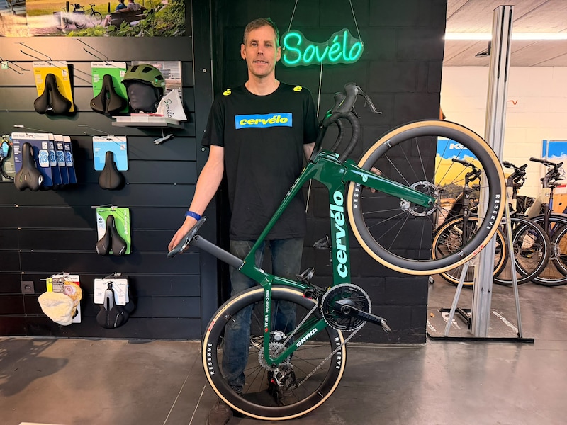 Sonny Callens met de fiets waarmee Van Aert de Vuelta reed