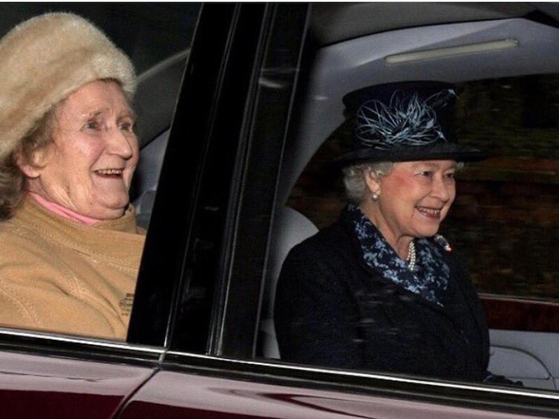 Koningin Elizabeth II (rechts) en Margaret Rhodes (links)