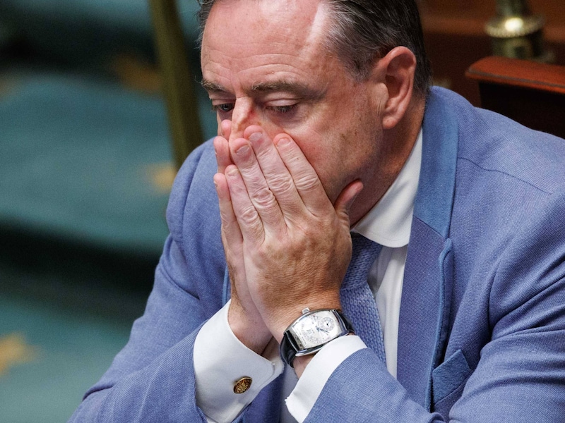 Het is weer oktober: de bladeren vallen en premier De Wever zit opnieuw vast in het begrotingsmoeras. 