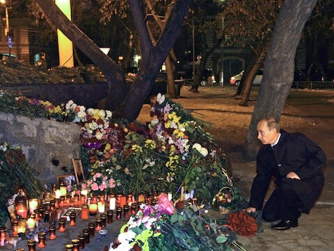 Poetin legt bloemen neer voor de slachtoffers in Perm.
