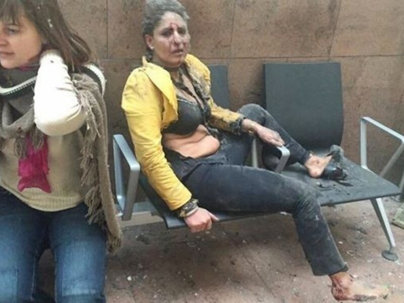 Nidhi Chaphekar (rechts op de foto) kennen we allemaal van het iconische beeld dat van haar getrokken werd vlak na de aanslag in de vertrekhal.