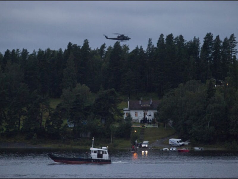 Breivik richtte -verkleed als agent- een slachtpartij aan op het eiland Utøya waar jongeren deelnamen aan een zomerkamp.