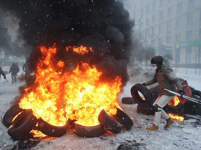 Protesteerders verbranden autobanden in Kiev op 22 januari. Tot dusver was bekend dat er twee mensen omkwamen tijdens de protesten tegen de politie in de stad. De man die opgehangen werd gevonden, zou het derde slachtoffer zijn.