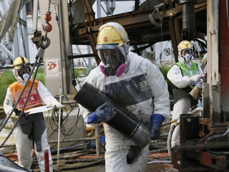 Werkers van Tepco aan het werk om een grote ondergrondse muur te bouwen die lekkend nucleair water in Fukushima moeten tegenhouden (archiefbeeld).