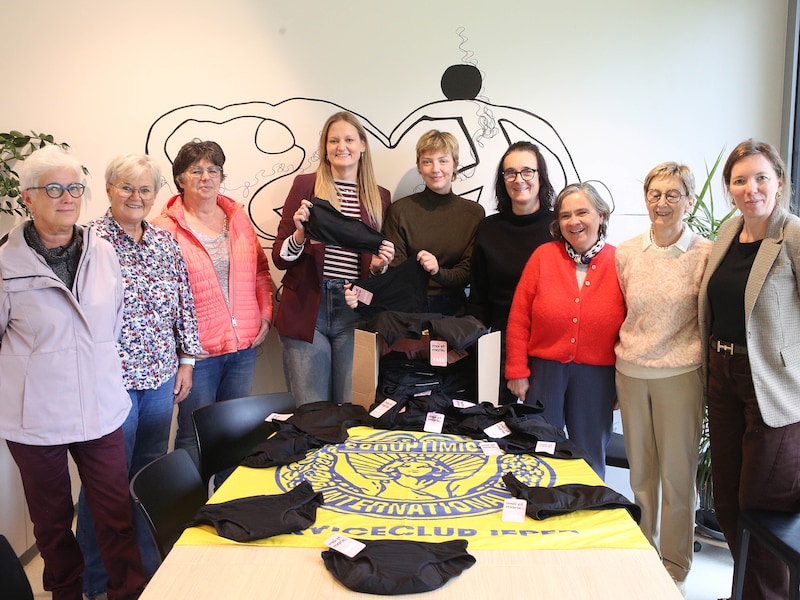 Vlnr Soroptimist Ieper leden Caroline Lietaert, Mieke Duthoo, Anne Vion, Lisa Cardoen (VOT), Charlotte De Keyser (VOT), Els Colla, Patricia Houvenaghel, Patricia Vanden Bulcke en Bieke Trybou.