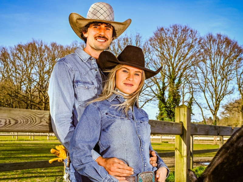 Amber Diddens en cowboy William Junior op hun Gipsy Horses Ranch in Westerlo.