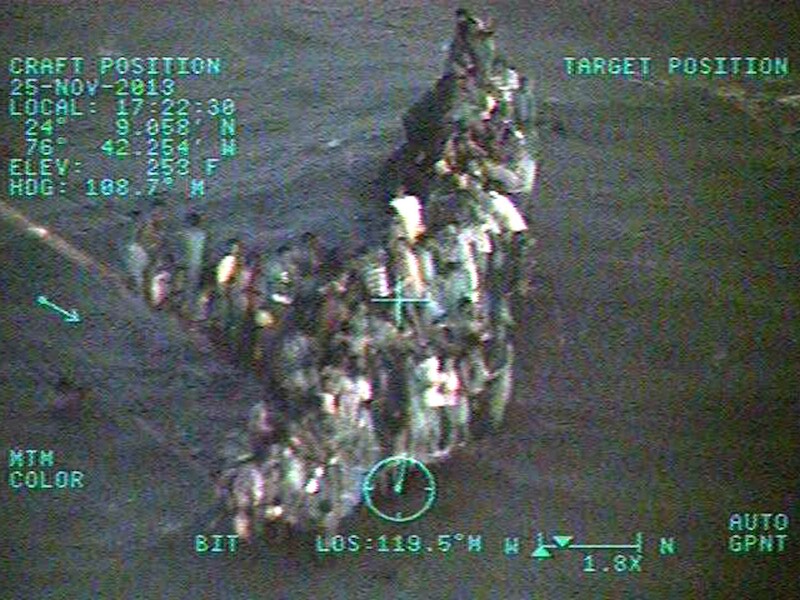 Een foto gemaakt door de Amerikaanse kustwacht toont een boot vol Haïtiaanse migranten nabij de kust van de Bahama's eind november van dit jaar.