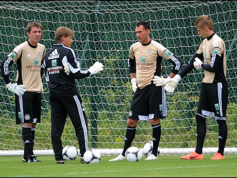 Keeperstrainer Max de Jong neemt naast Proto, Roef (l) en Kaminski nu ook Bossin onder zijn hoede