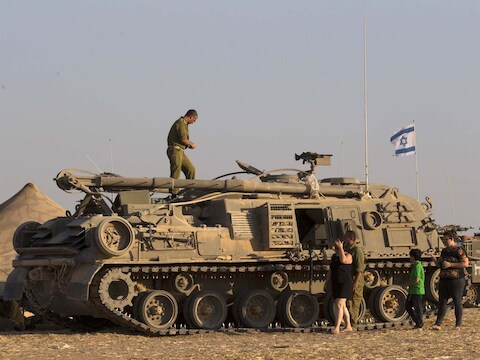 Israëlische soldaten bij hun pantservoertuig in Sa'ad, in het zuiden van Israël.