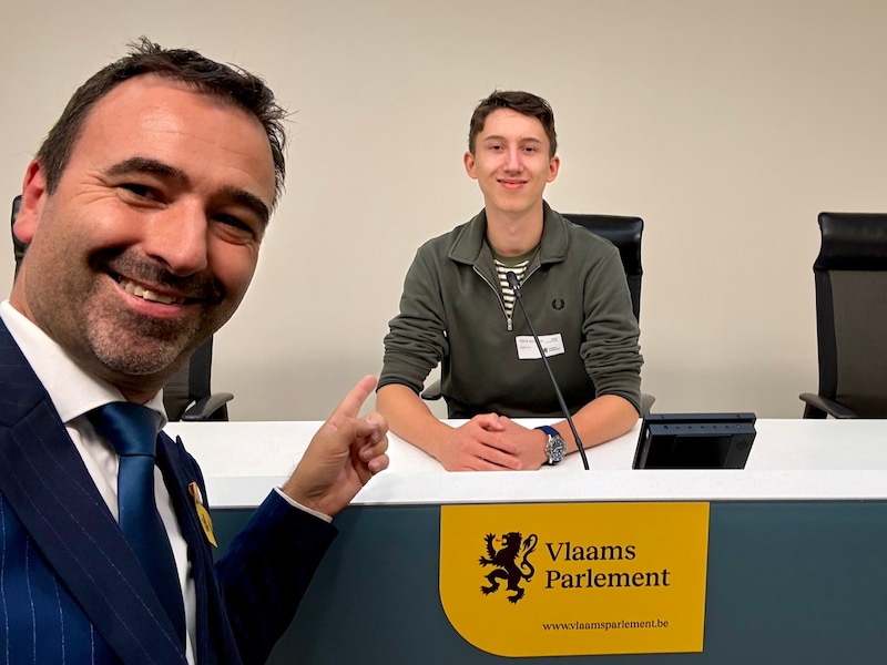 Sam Staut werd door Koen Daniëls op sleeptouw genomen in het Vlaams Parlement