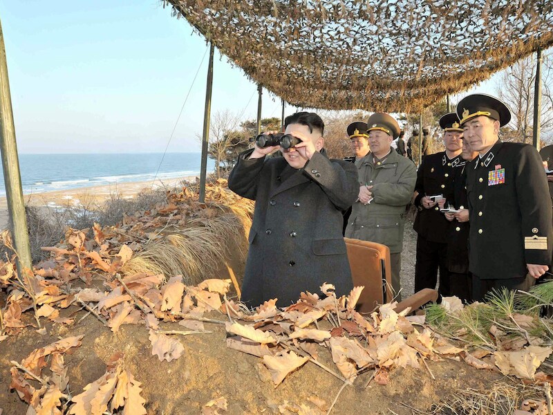 De Noord-Koreaanse leider Kim Jong-un keek vanochtend naar de raketten.