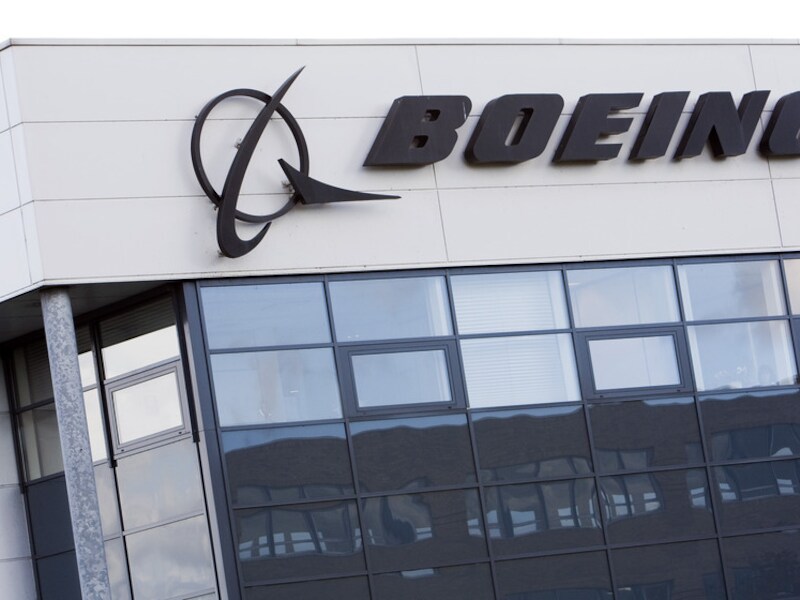 Bedrijfspand en logo van vliegtuigbouwer Boeing.