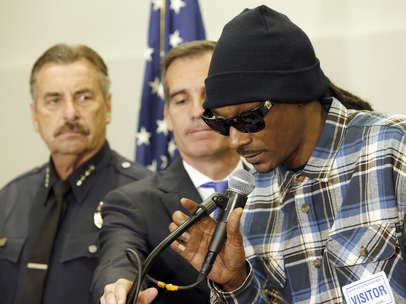 Rapper Snoop Dogg leidde een vredevolle mars in Los Angeles en ijvert voor een verbeterde relatie tussen minderheden en de politie.
