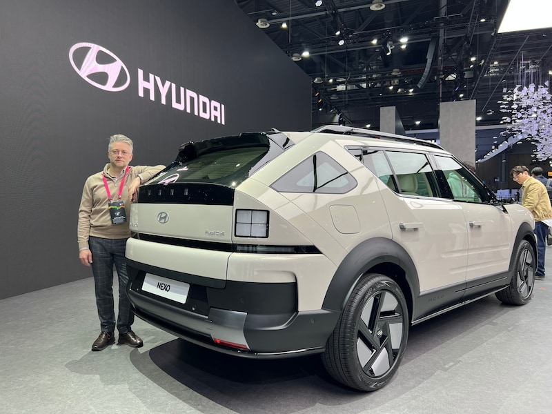HLN-mobiliteitsexpert Brecht Vanhaelewyn bij de presentatie van de Hyundai Nexo, een auto op waterstof