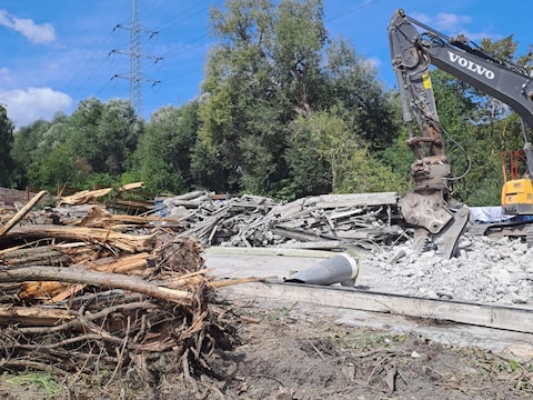Het oude bedrijfsgebouw is intussen al grotendeels afgebroken. "In totaal wordt ruim 2.788 m² verharding en bebouwing verwijderd."