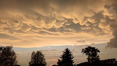 Lezers spotten indrukwekkende mammatuswolken