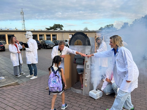  Dit schooljaar kiest de basisschool voor het jaarthema ‘Terug naar morgen’, geïnspireerd op de filmklassieker Back to the Future.