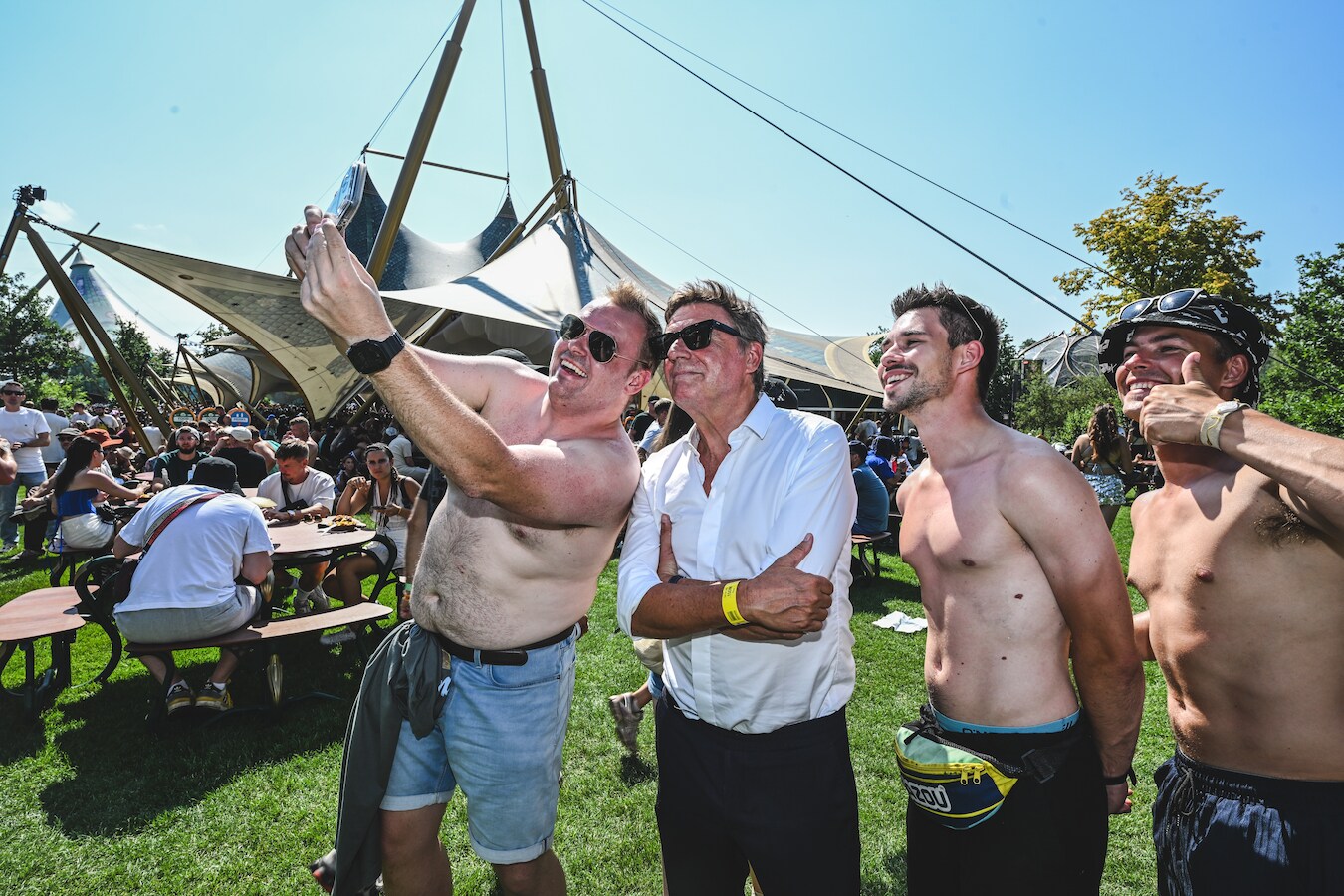 In het spoor van Erik Van Looy en 'Slimste Mens' Felix Heremans op  Tomorrowland: “De vibes, de beats, de mensen: crazy!” | Foto | hln.be