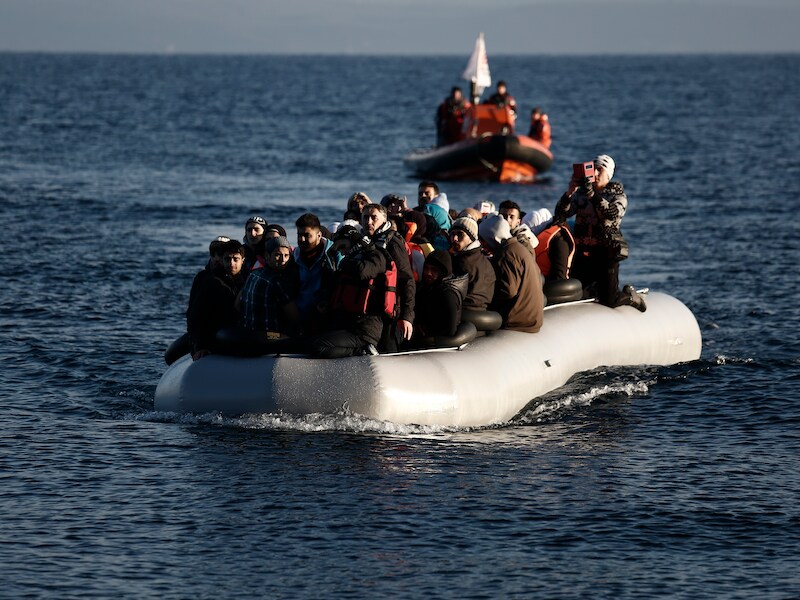 Vluchtelingen op de Egeïsche Zee tussen Turkije en Griekenland. Een Grieks-Turks voorstel werd gisteravond op het NAVO-hoofdkwartier in Brussel enthousiast onthaald door de ministers.