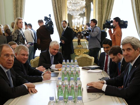 De Russische minister van Buitenlandse Zaken Lavrov (l.) en zijn Amerikaanse evenknie Kerry (r.).