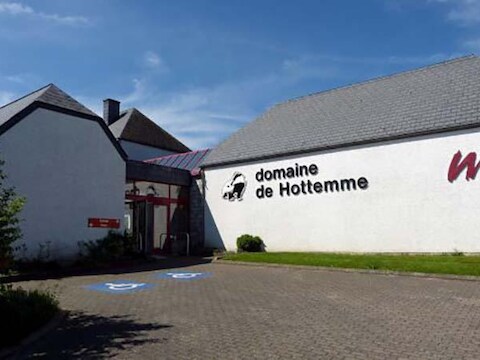 Het Domaine de Hottemme is meer dan 150 hectare groot, waarvan een groot deel Europees beschermd natuurgebied.