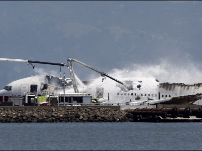 Het vliegtuigwrak na de crash op de luchthaven van San Francisco.