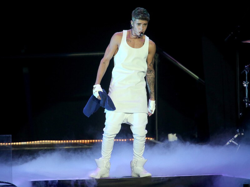 Justin Bieber op het podium in Auckland.
