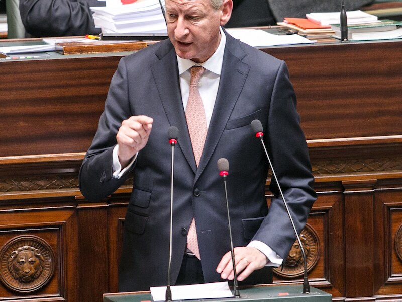 "Indien ons land een rol van betekenis wil blijven spelen, dan is het onbetwistbaar dat België zijn capaciteit zal moeten blijven handhaven", reageerde De Crem.